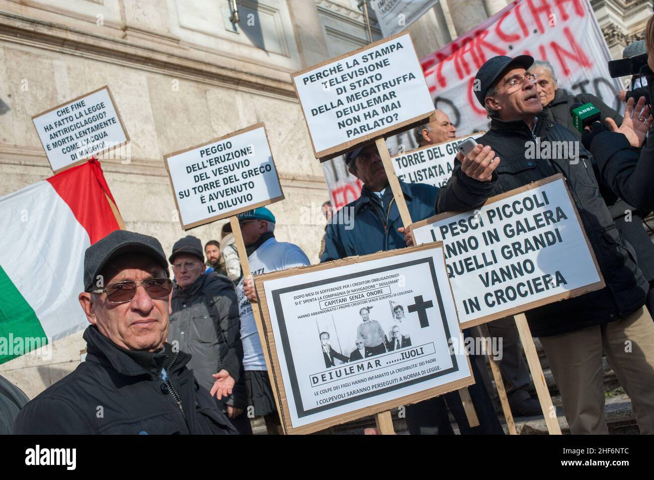 Roma, Italia 22/12/2015: Le 'vittime delle casse di risparmio' proteste contro il governo Bankitalia: Circa duecento investitori si sono riuniti in via Nazionale per protestare contro il decreto che ha spazzato via azioni e obbligazioni subordinate CariFerrara, CariChieti, Bank Marche e Banca Etruria. ©Andrea Sabbadini Foto Stock