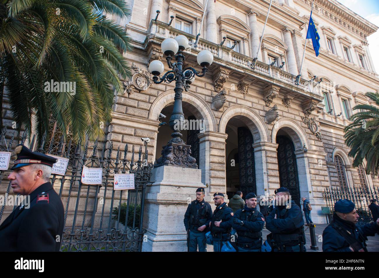 Roma, Italia 22/12/2015: Le 'vittime delle casse di risparmio' proteste contro il governo Bankitalia: Le forze di polizia guardiano Palazzo Koch, sede della Banca d'Italia. ©Andrea Sabbadini Foto Stock