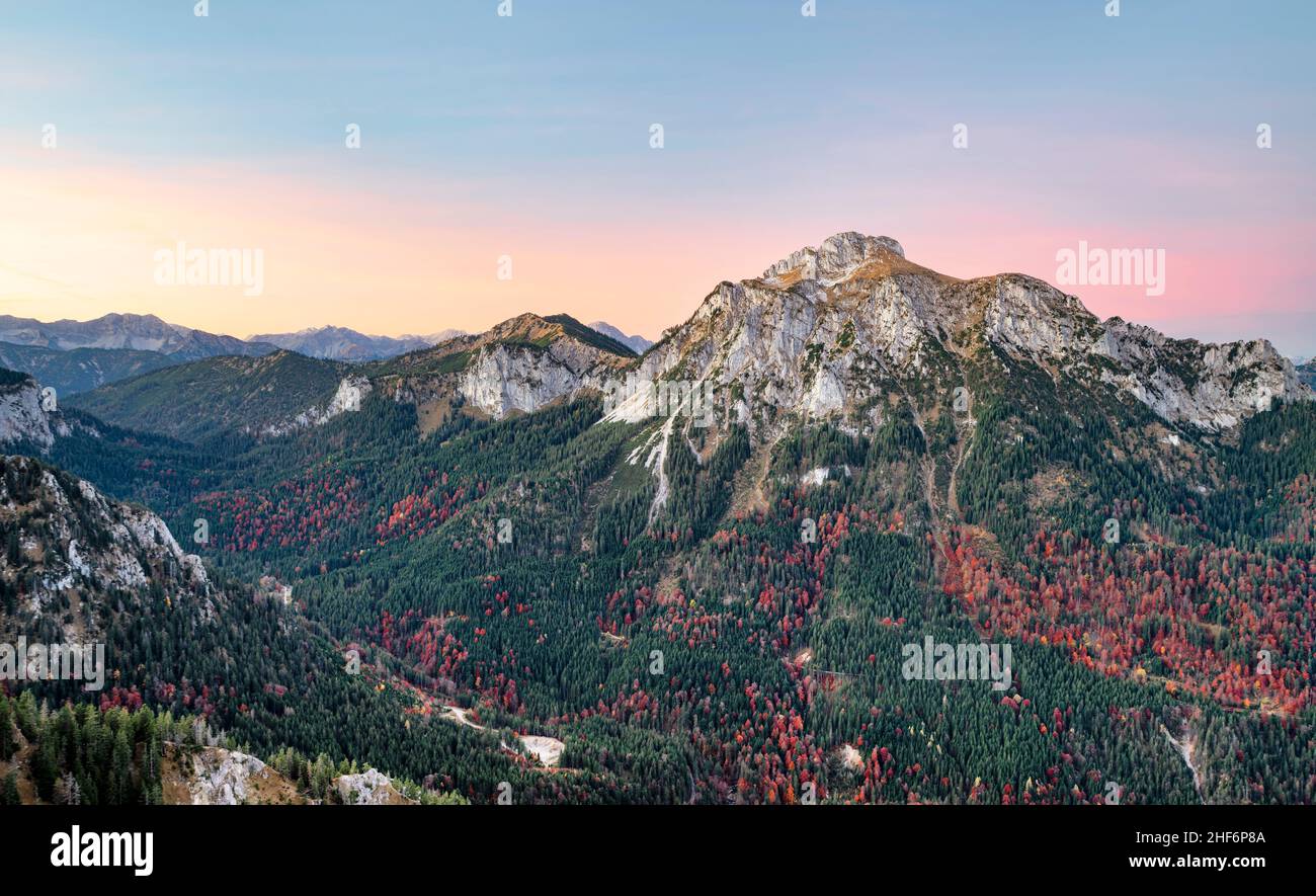 Paesaggio montano selvaggio e romantico con foreste, rocce e montagne all'alba. Pöllattal con Säuling, Alpi Ammergau, Baviera, Germania, Europa Foto Stock