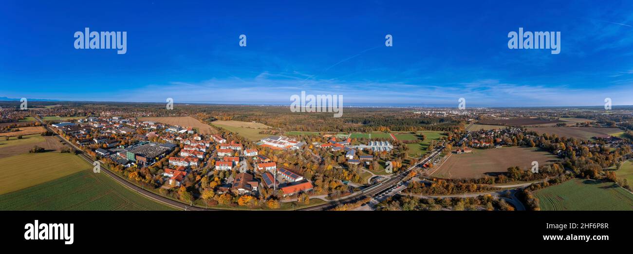 Ampia vista sulla città bavarese Oberhaching nei colori dell'estate indiana come foto aerea panoramica Foto Stock
