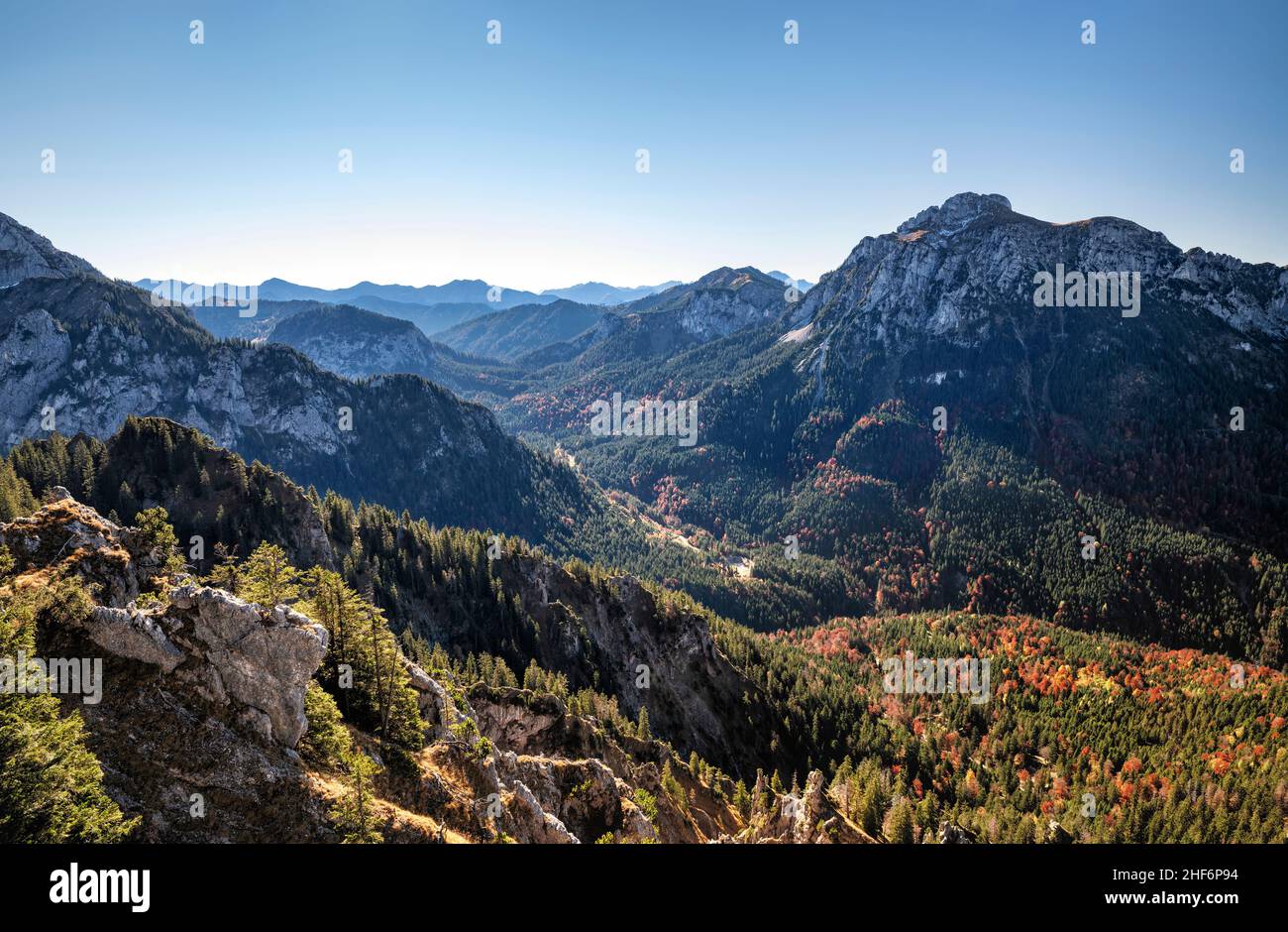 Paesaggio montano selvaggio e romantico con foreste, rocce e montagne in una giornata di sole in autunno. Pöllattal con Säuling, Alpi Ammergau, Baviera, Germania, Europa Foto Stock