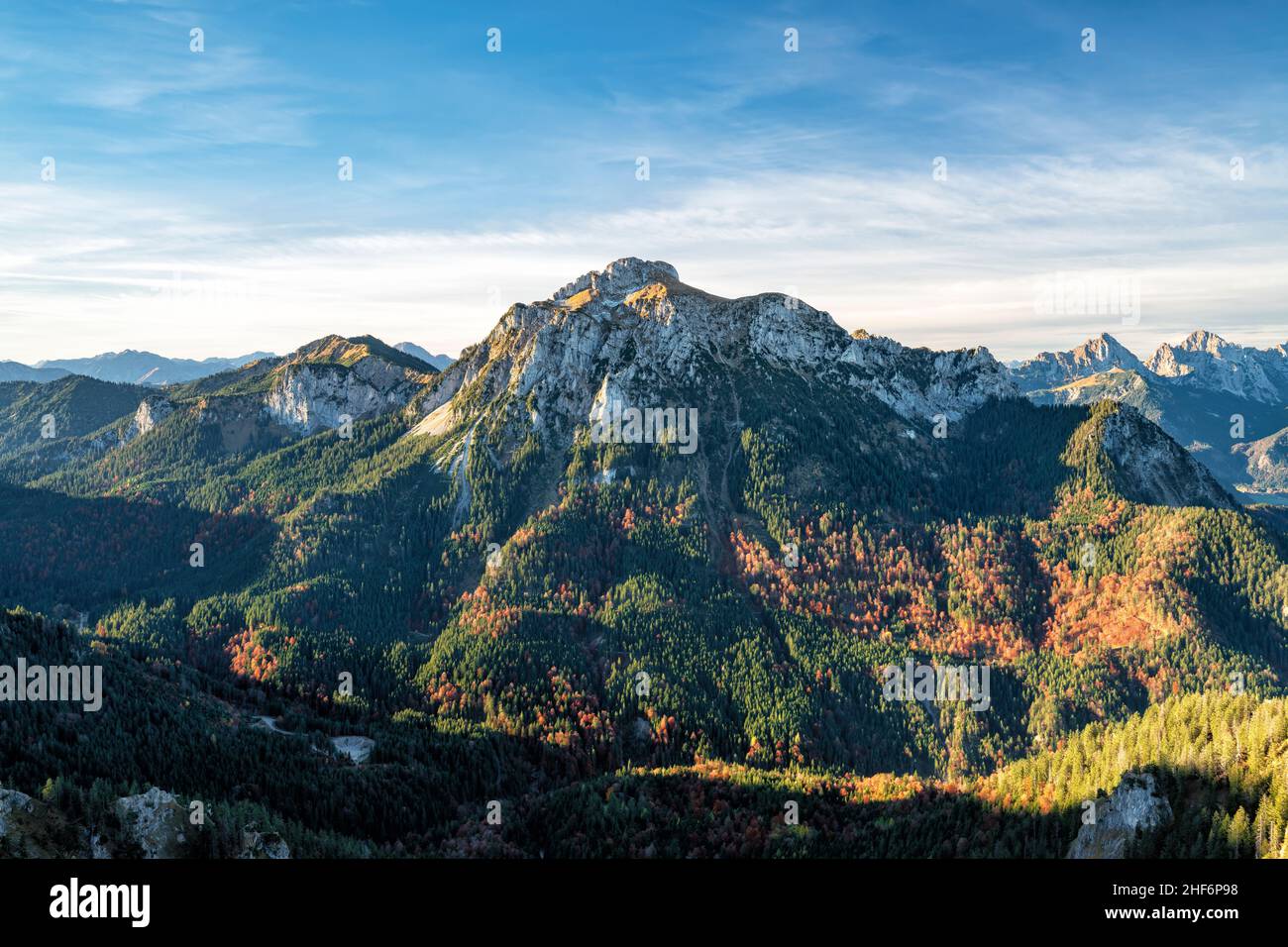 Paesaggio montano selvaggio e romantico con foreste e montagne in una giornata di sole in autunno. Pöllattal con Säuling, Alpi Ammergau, Baviera, Germania, Europa Foto Stock