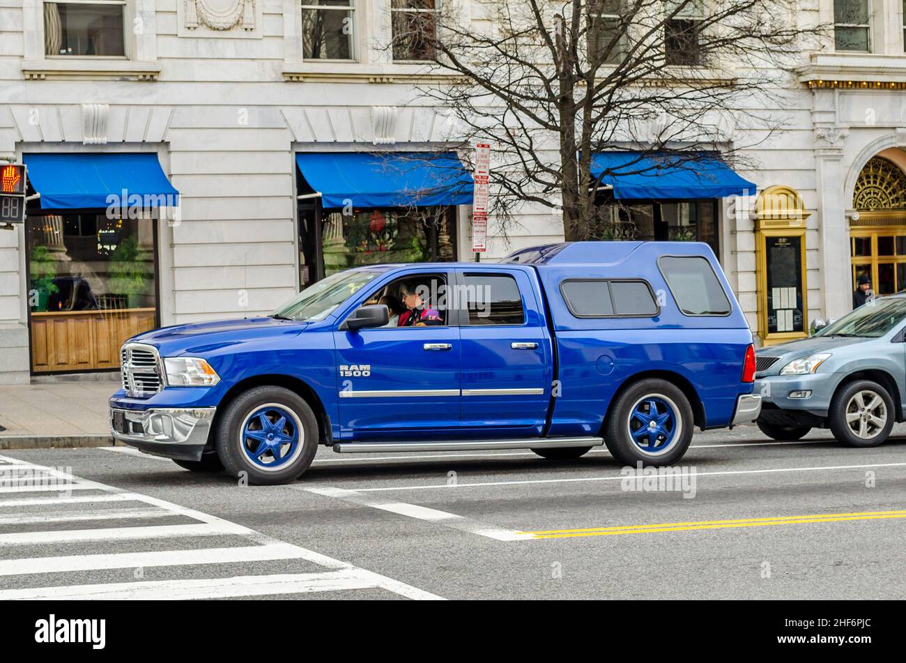 Blue Dodge RAM 1500 Truck on the Road a Washington DC, VA, USA. Fotografia di strada urbana. Automobili americane Foto Stock