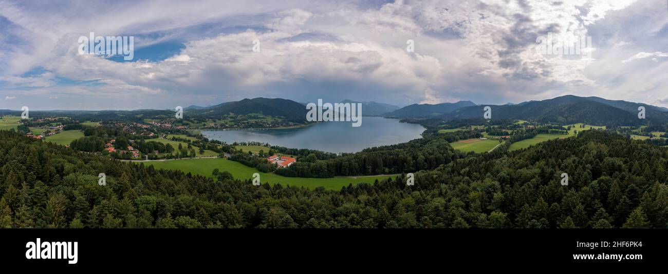 Il turismo hotspot lago Tegernsee dall'alto in un'ampia vista panoramica in una calda e nuvolosa giornata estiva Foto Stock