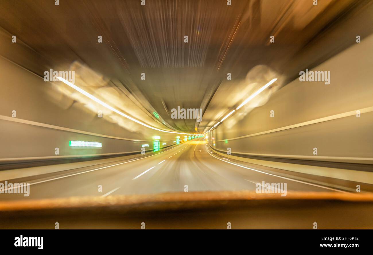 Guida veloce con un'auto attraverso un tunnel sotterraneo - vista sulla strada Foto Stock