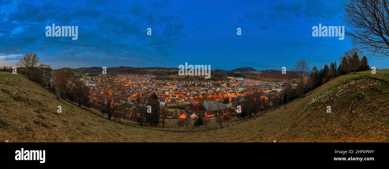 La città illuminata Albstadt nella zona ricreativa del Alb sveva con vista panoramica in atmosfera serale Foto Stock