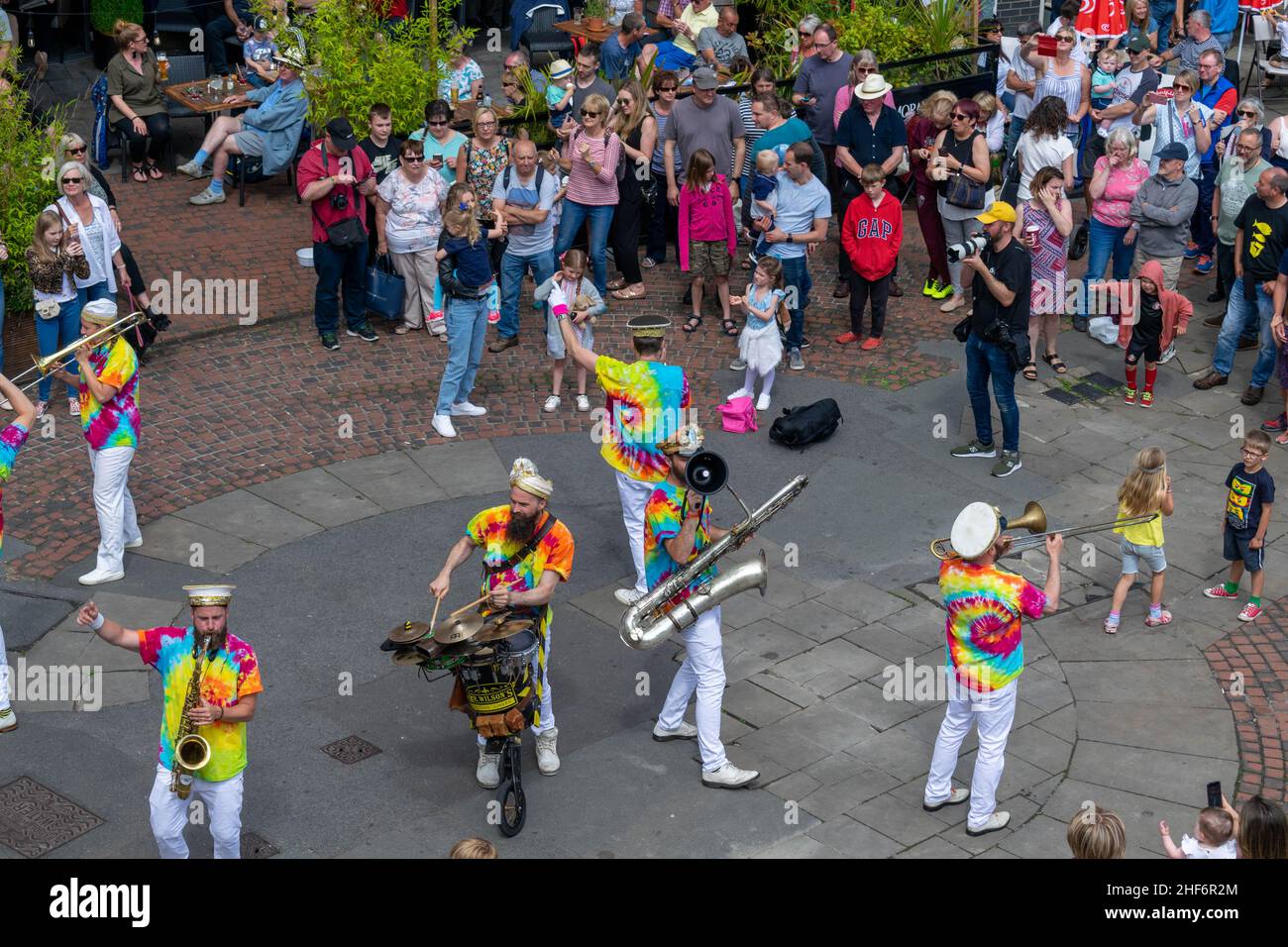 Durham Brass Festival, un festival vivace con 10 giorni di esibizioni eccezionali. Migliaia di persone si radunano per assistere agli eventi dal vivo e ballare Foto Stock