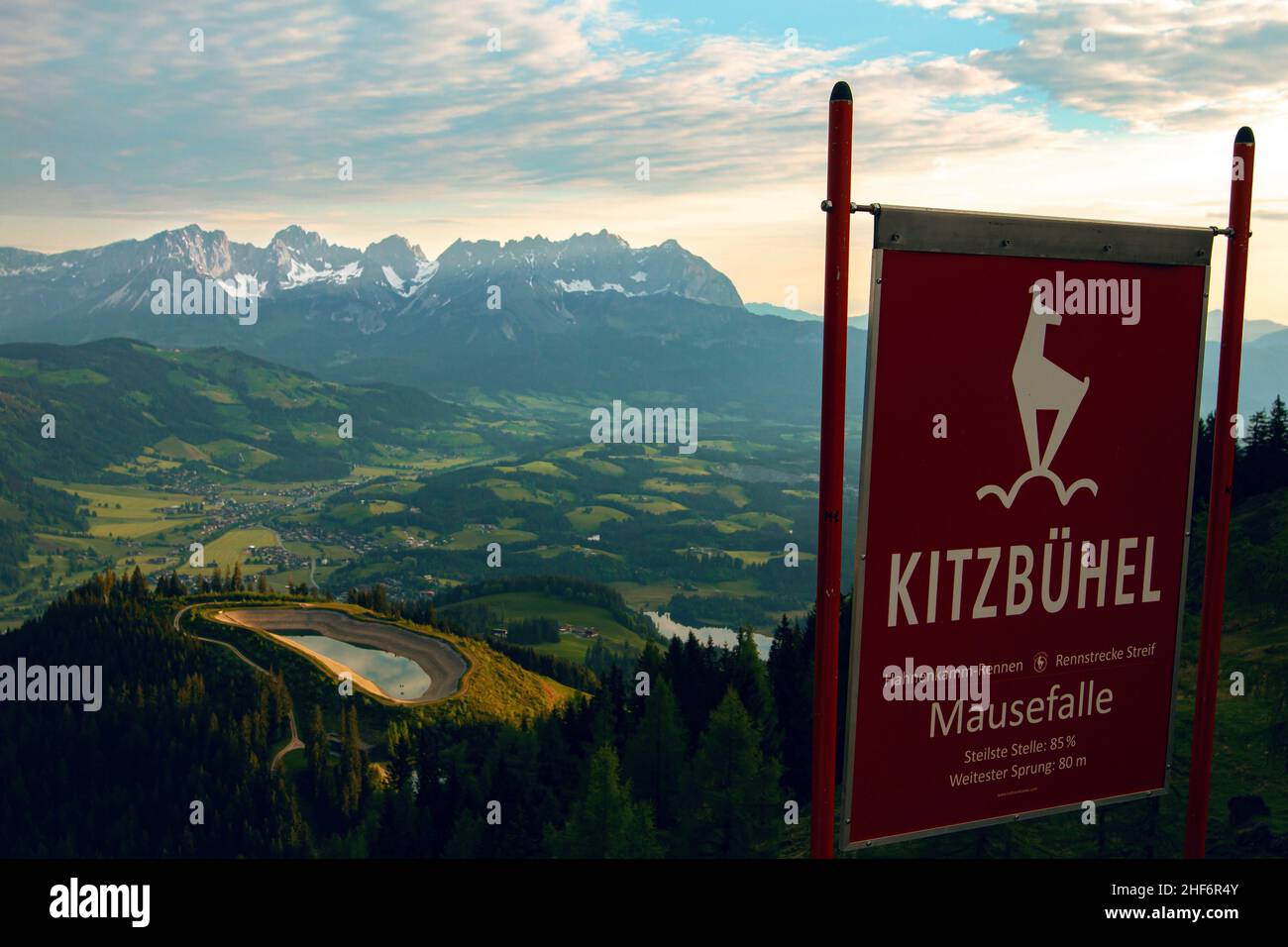 Escursione sulla Kitzbüheler Streif con vista sul Wilder Kaiser in Tirolo Foto Stock