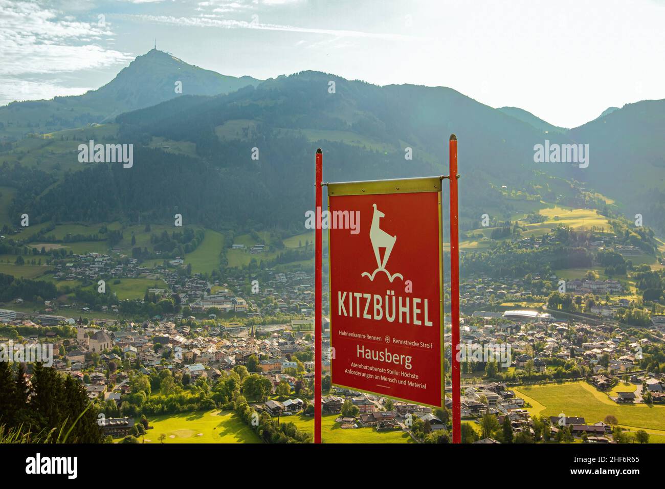 Escursione sulla Kitzbüheler Streif con vista sul Corno di Kitzbüheler in Tirolo Foto Stock