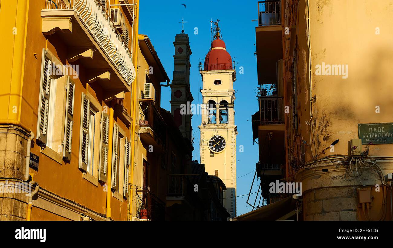 Grecia, Isole greche, Isole IONIE, Corfù, Corfù, Città vecchia, vista attraverso un vicolo nella città vecchia a una torre della chiesa, luce del mattino, cielo blu, chiesa di San Spiridone, patrono di Corfù Foto Stock