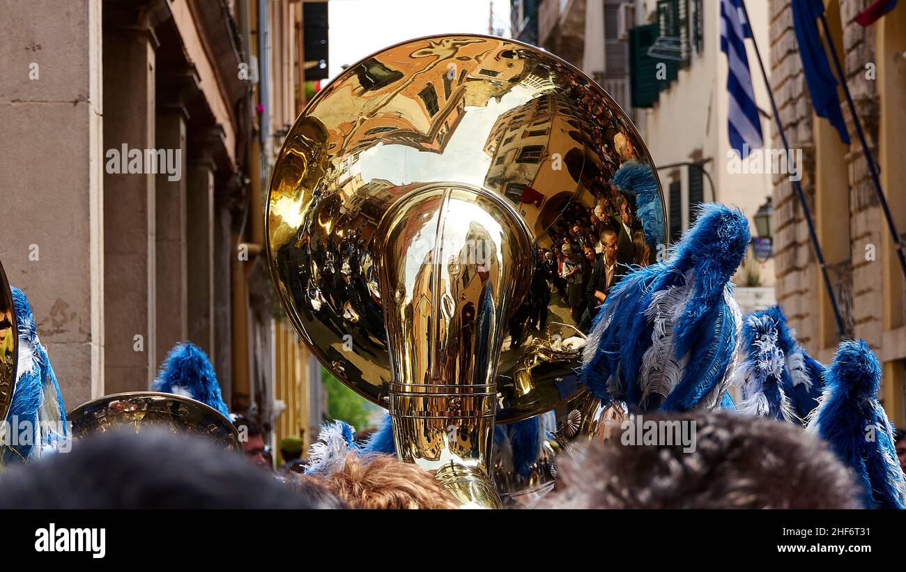 Grecia, Isole greche, Isole IONIE, Corfù, Corfù, Città vecchia, processione nella città di Corfù, tuba da dietro, scintille, specchio Foto Stock