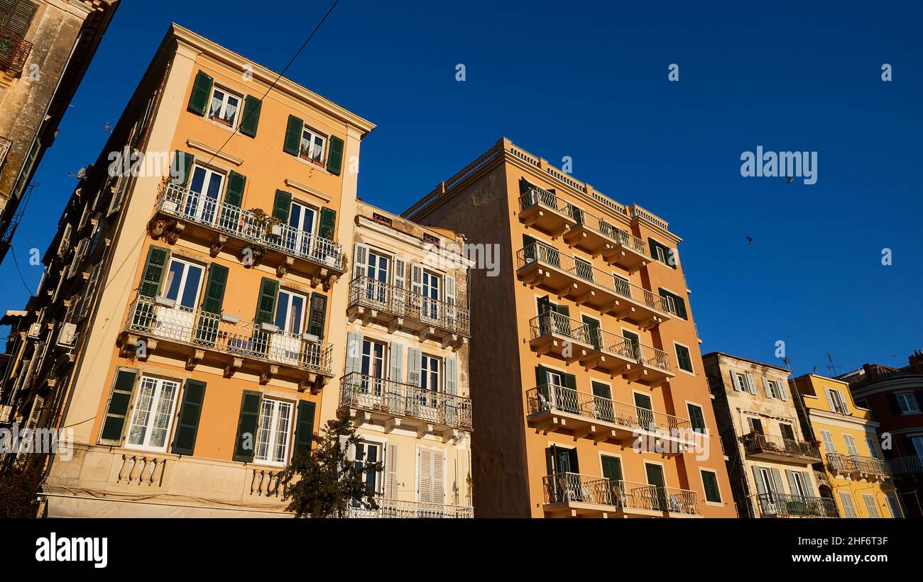 Grecia, Isole greche, Isole IONIE, Corfù, Corfù, Città vecchia, diversi alti edifici storici fianco a fianco, accanto al Liston, ampia vista obliqua dal basso, cielo blu, luce del mattino Foto Stock