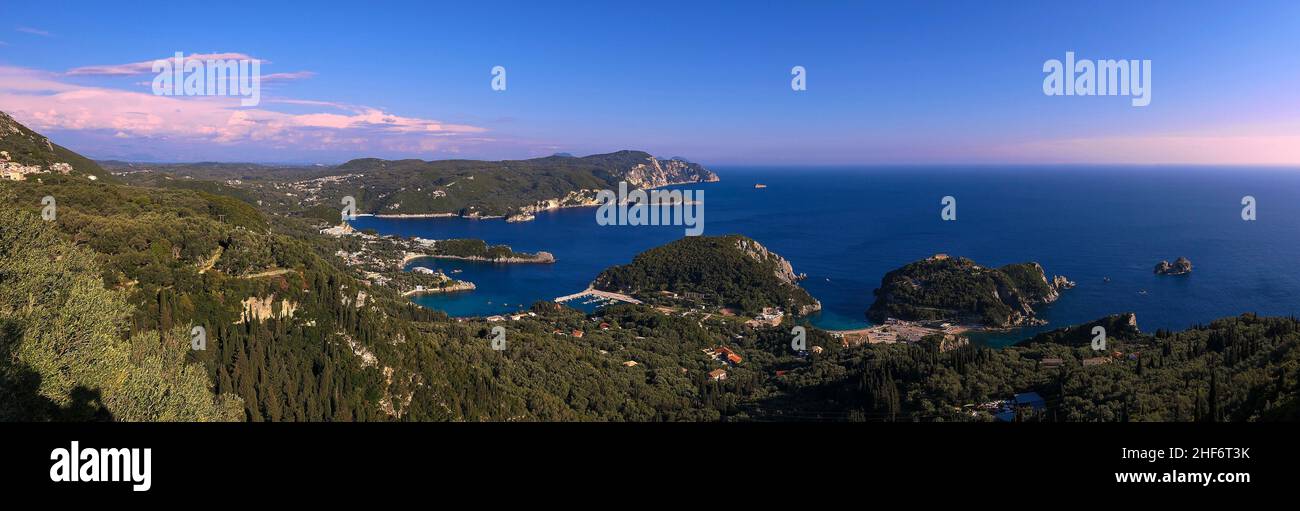 Grecia, Isole greche, Isole IONIE, Corfù, nord-ovest, Paleokastritsa, vista sulla costa e le baie di Paleokastritsa, foto panoramica, paesaggio verde, cielo blu, poche nuvole, mare blu scuro Foto Stock
