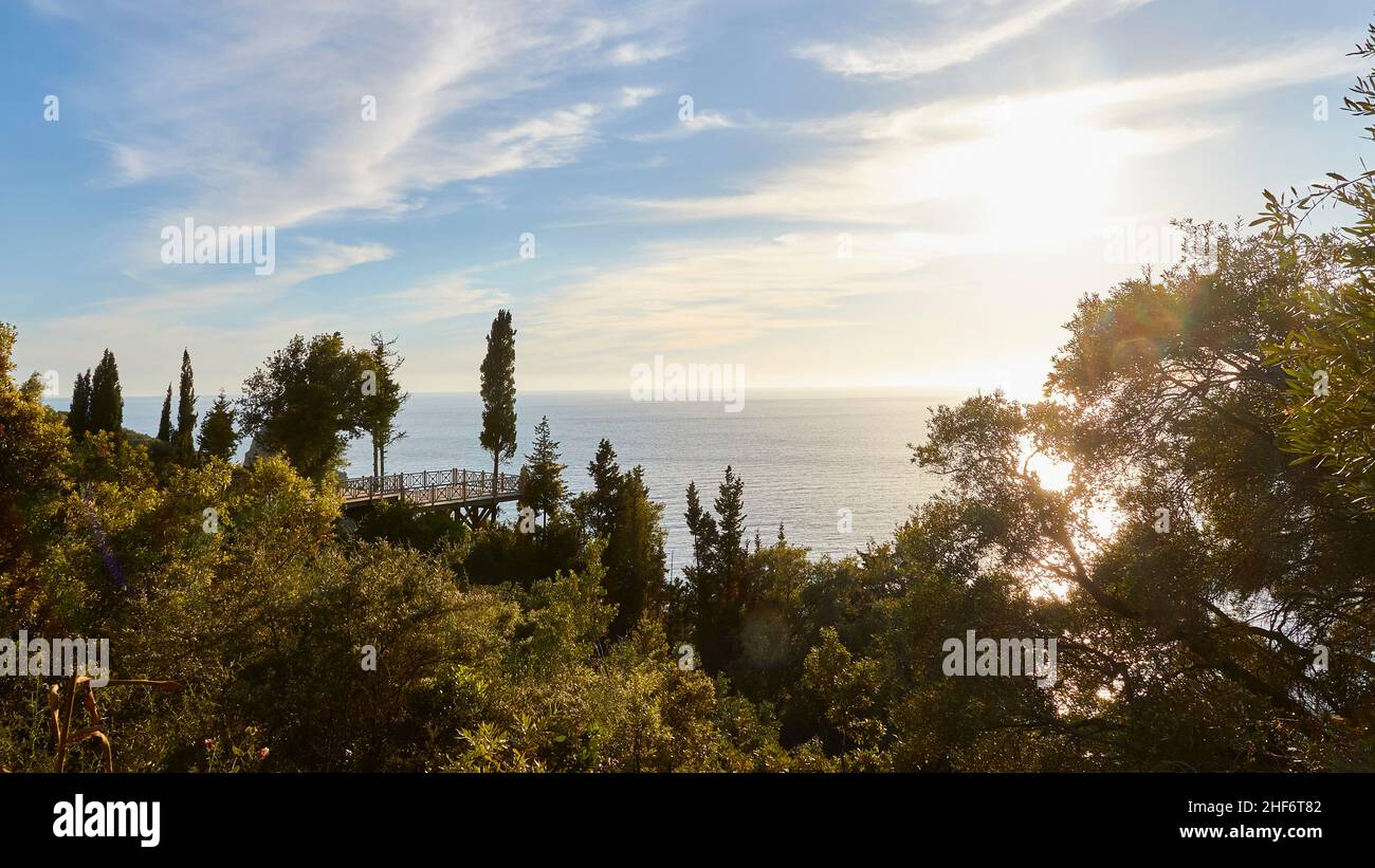 Grecia, Isole greche, Isole IONIE, Corfù, costa occidentale, Pentati, sentiero da Pentati ad Agios Gordios, luce del pomeriggio, retroilluminazione, alberi a metà distanza, dietro il mare Foto Stock