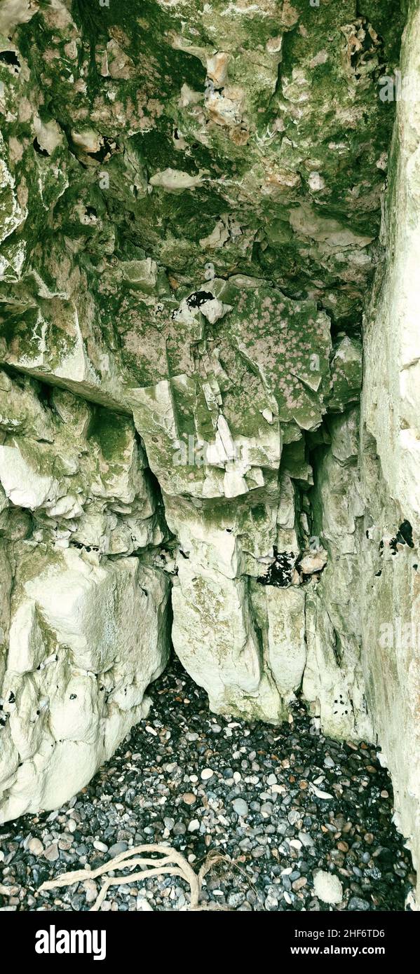 Nelle scogliere di gesso verticali si incontrano grotte, caratteristiche della Costa d'Albatre, Quiberville Plage, Francia, Normandia, Foto Stock