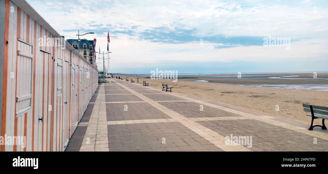 Spogliatoi sulla spiaggia della Cote Fleurie, Normandia, Francia Foto Stock