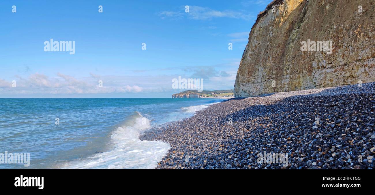 Le scogliere di gesso verticali sono caratteristiche della Cote d'Albatre, Quiberville Plage, Francia, Normandia, Foto Stock