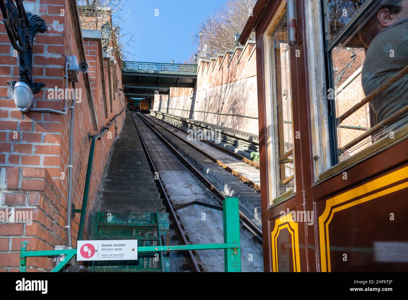 La Funicolare della collina del Castello di Budapest collega la piazza Adam Clark e il Ponte delle catene Széchenyi a livello del fiume al Castello di Buda. Carrozze di cabinovia vintage t Foto Stock