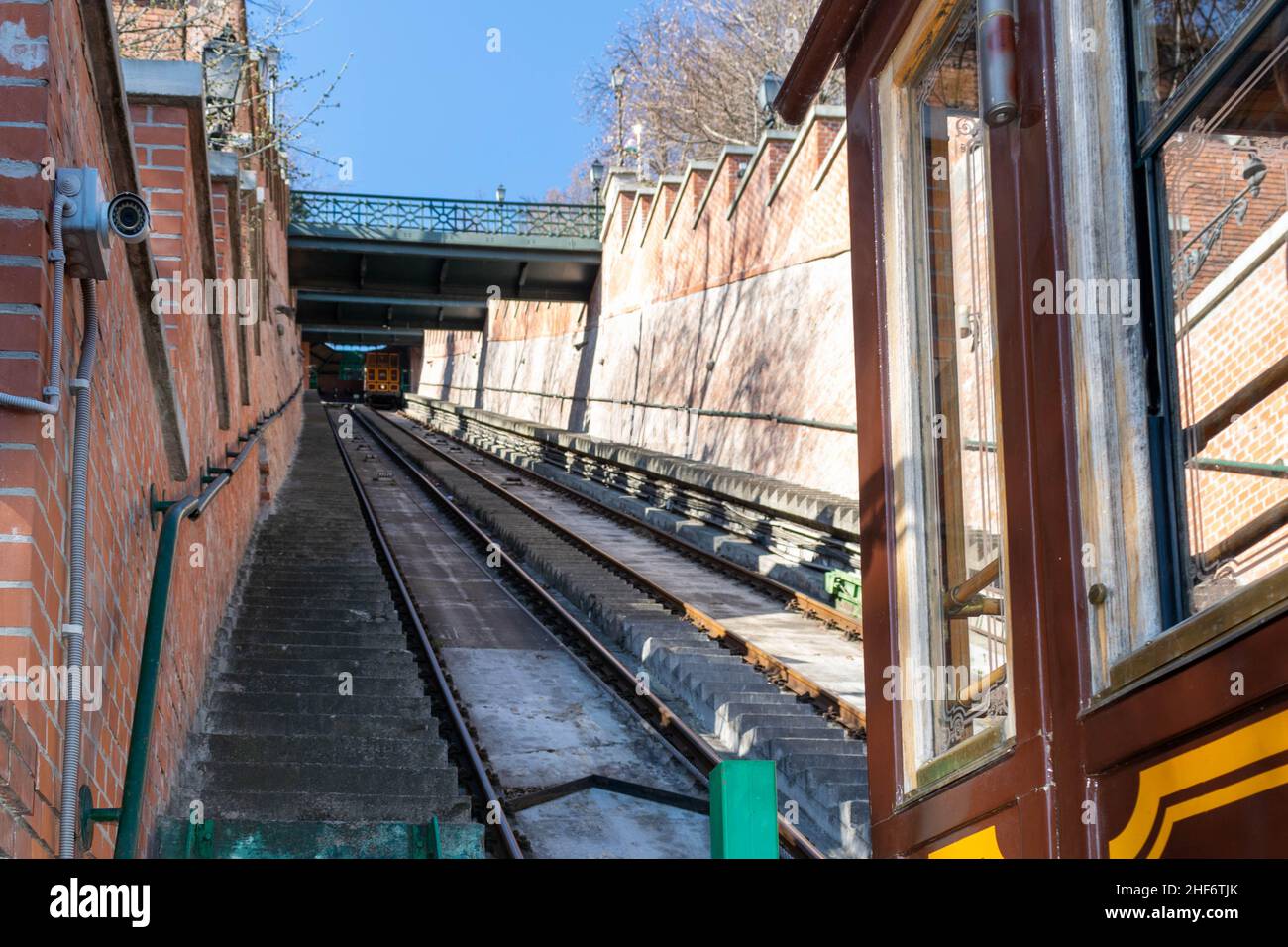 La Funicolare della collina del Castello di Budapest collega la piazza Adam Clark e il Ponte delle catene Széchenyi a livello del fiume al Castello di Buda. Carrozze di cabinovia vintage t Foto Stock
