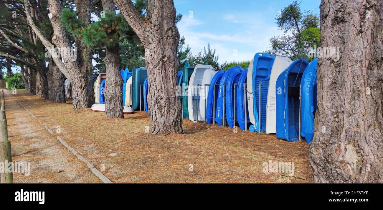 Le barche di gara sono ripulite dopo la stagione di vela, Golf du Morbihan, costa atlantica, Francia Foto Stock