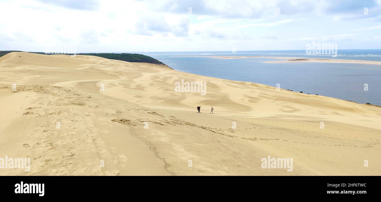 La Dune du Pilat (anche Grande Dune du Pilat) sulla costa atlantica vicino Arcachon (Francia) è la più alta duna migrante in Europa. Ha un percorso nord-sud ed è alto fino a 110 metri (81 metri secondo i dati SRTM), largo 500 metri, lungo circa 2,7 chilometri (volume stimato 60 milioni di metri cubi) e si trova all'apertura del mare del Bassin d'Arcachon Foto Stock