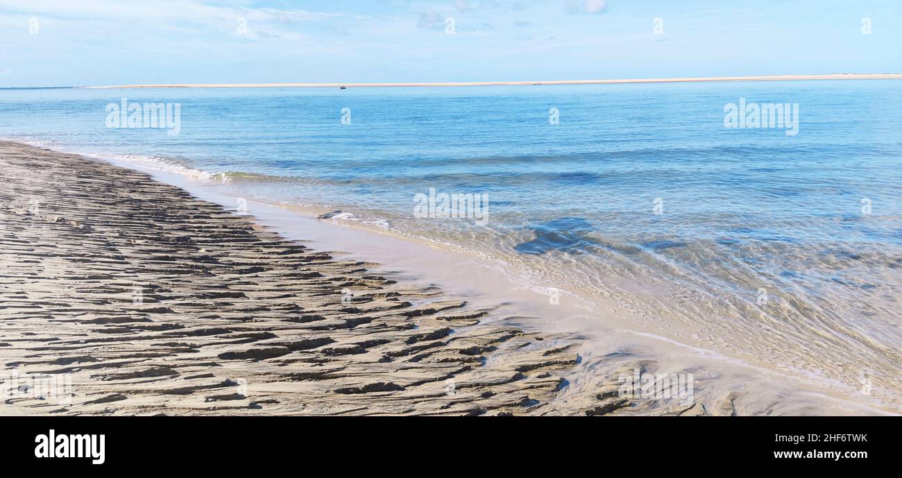 La Dune du Pilat (anche Grande Dune du Pilat) sulla costa atlantica vicino Arcachon (Francia) è la più alta duna migrante in Europa. Ha un percorso nord-sud ed è alto fino a 110 metri (81 metri secondo i dati SRTM), largo 500 metri, lungo circa 2,7 chilometri (volume stimato 60 milioni di metri cubi) e si trova all'apertura del mare del Bassin d'Arcachon Foto Stock