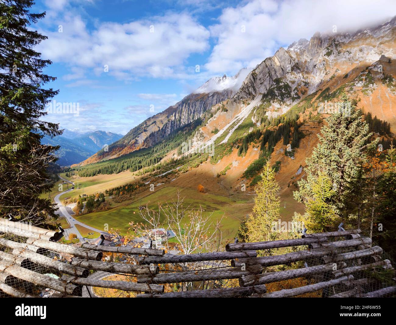 Barriere valanghe sulla Arlbergpassstrasse con vista sul villaggio di Stuben am Arlberg Foto Stock