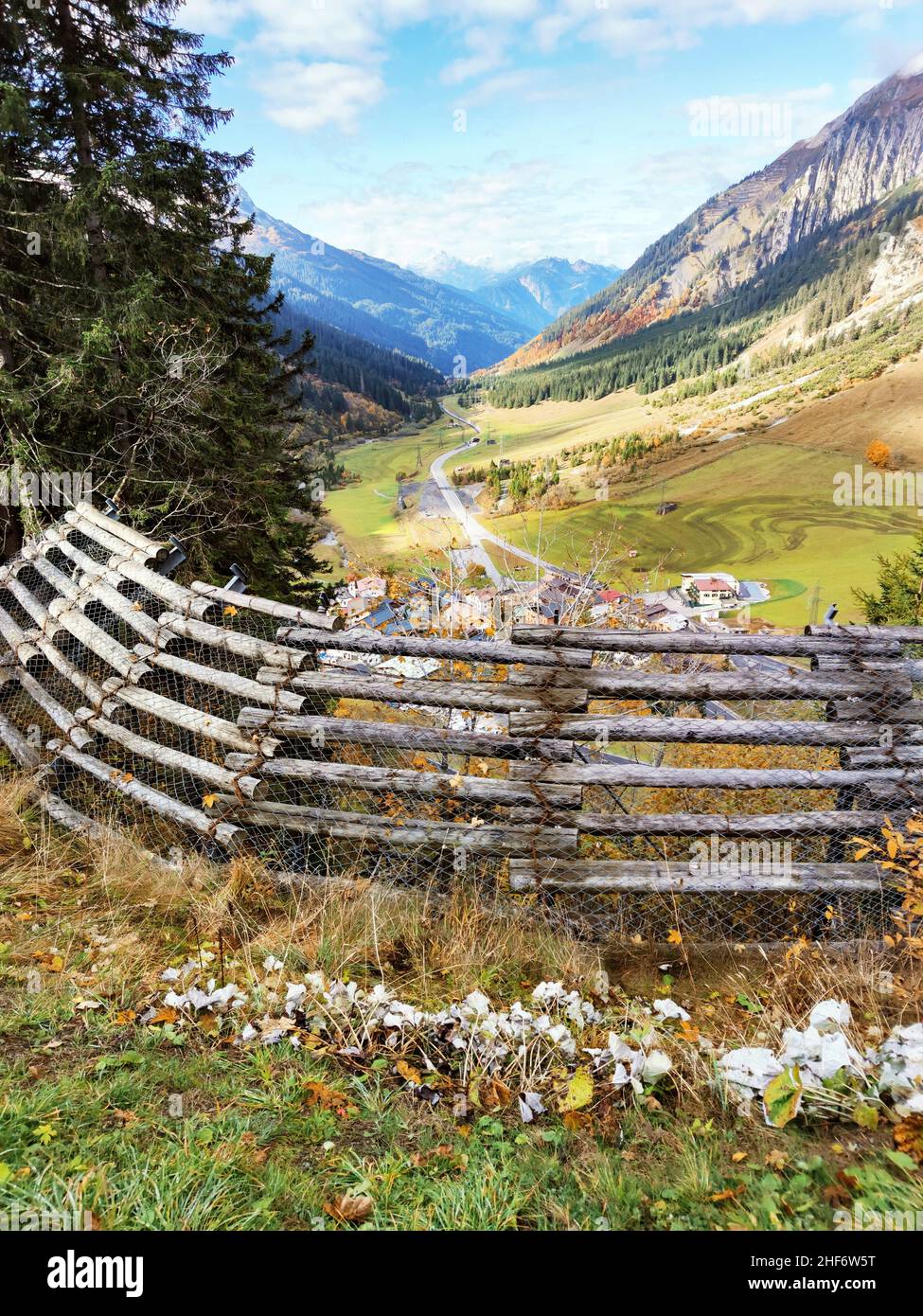 Barriere valanghe sulla Arlbergpassstrasse con vista sul villaggio di Stuben am Arlberg Foto Stock