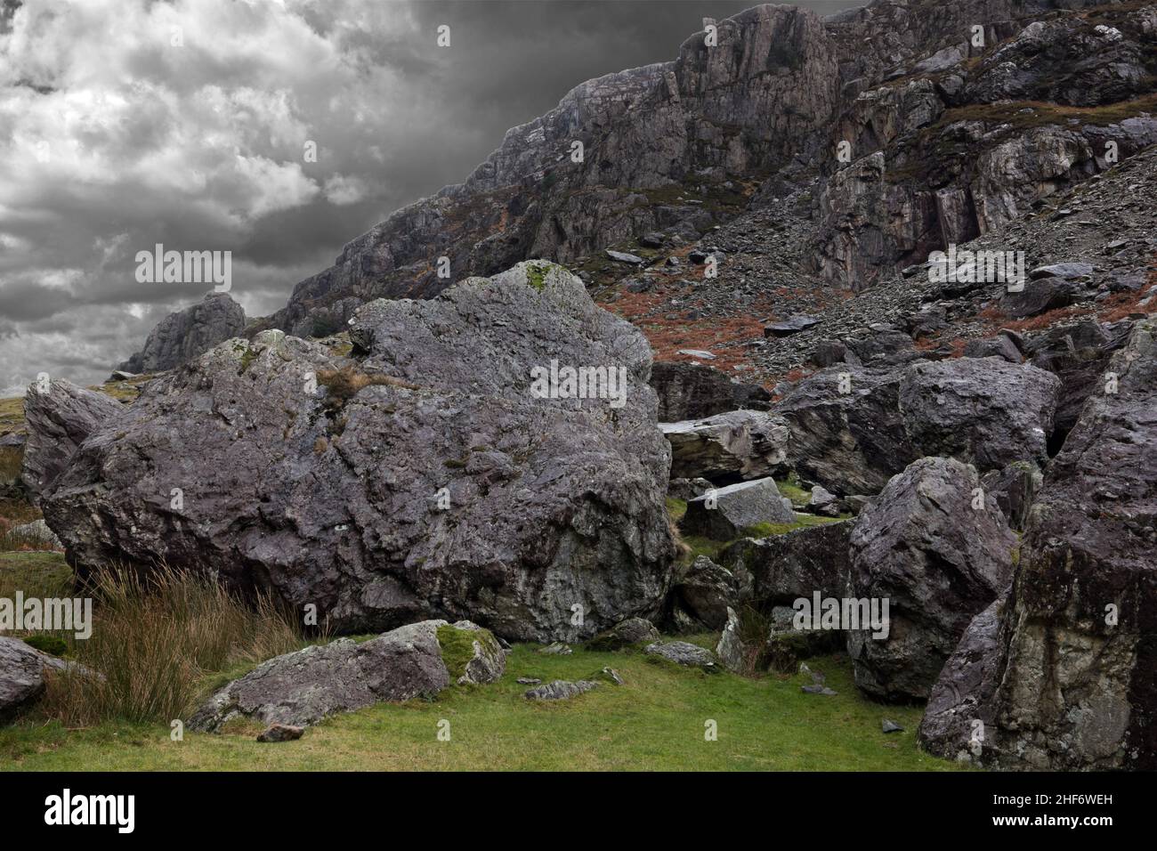 I massi di Cromlech sono un certo numero di massi giganteschi nel Passo di Llanberis, Snowdonia. Foto Stock