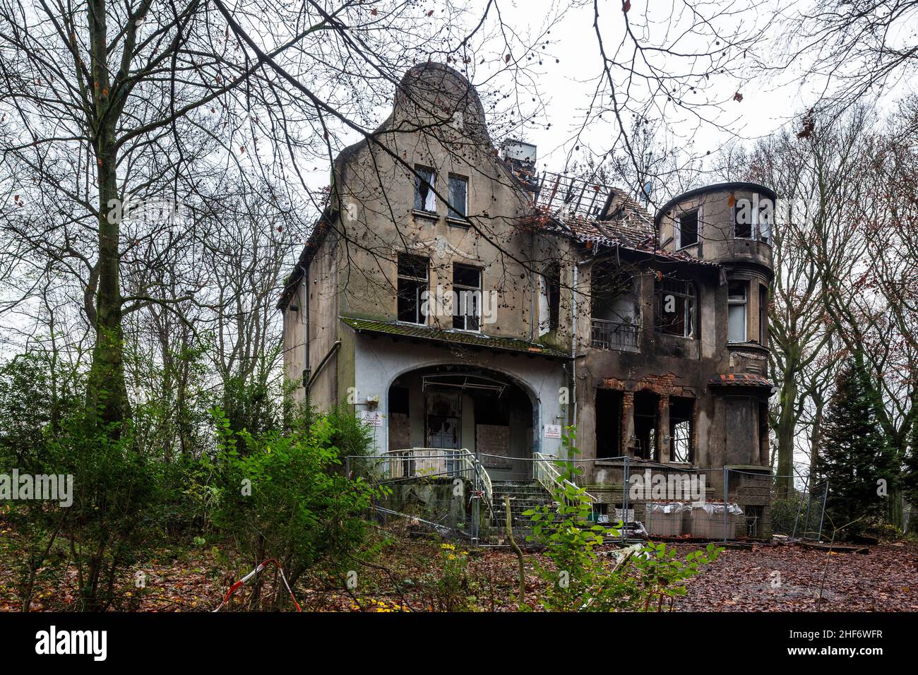 Germania, Oberhausen, Oberhausen-Osterfeld, zona della Ruhr, basso Reno, Renania settentrionale-Vestfalia, NRW, luoghi abbandonati, edifici abbandonati, Hotel in Kapellenstrasse, ex 'Hotel im Volksgarten', costruzione di rovine, decaduto, trascurato, parzialmente bruciato, Litterato, sporco , in pericolo di collasso, maturo per la demolizione, chiamato 'Horror Hotel' Foto Stock