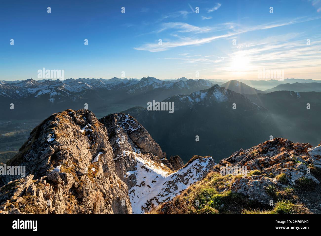 Tramonto sulle Alpi di Allgäu in una splendida giornata autunnale. Vista da Aggenstein sul Tannheimer tal, Tirolo, Austria, Europa Foto Stock