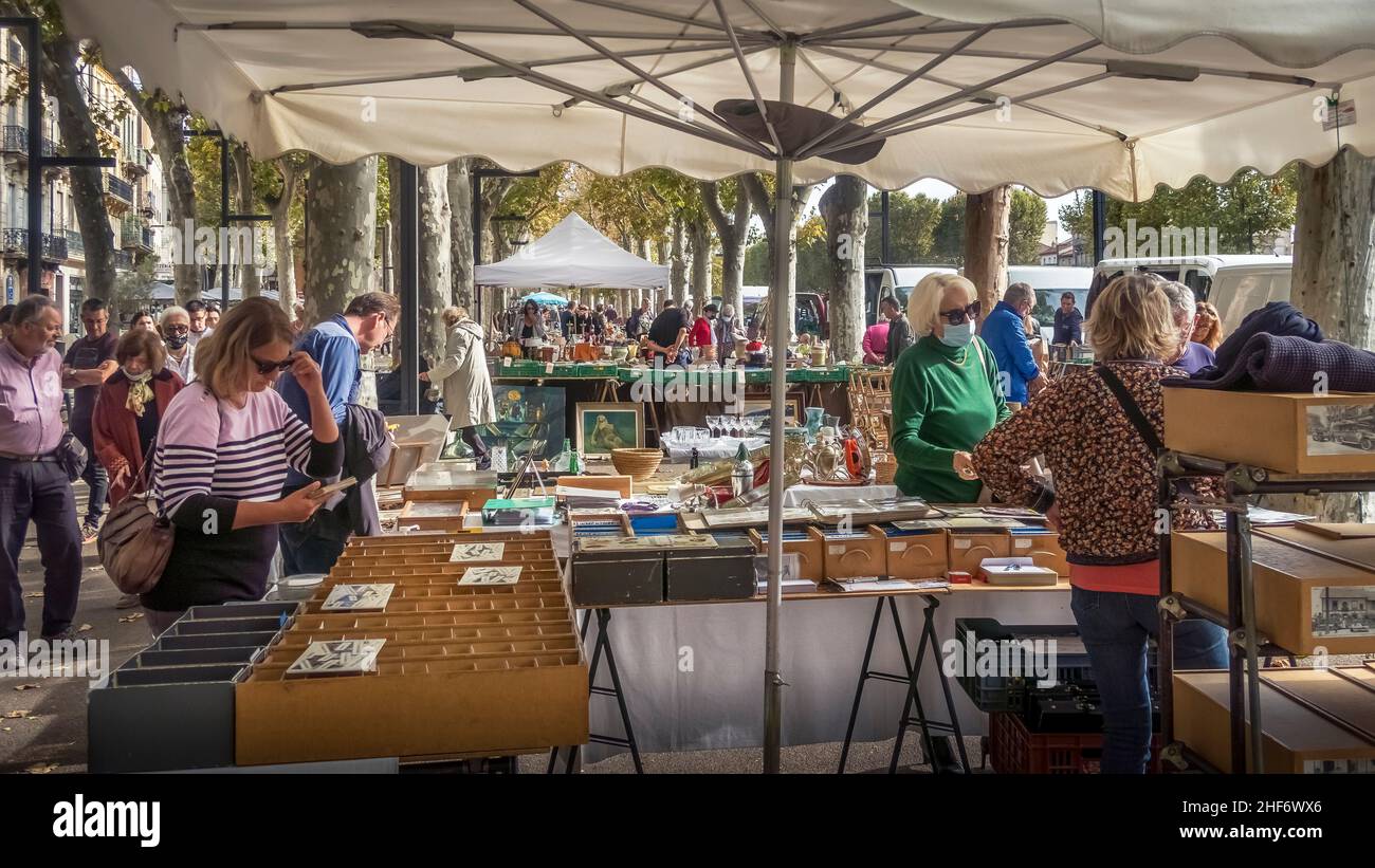 Mercato di antiquariato a Narbonne in autunno. Foto Stock