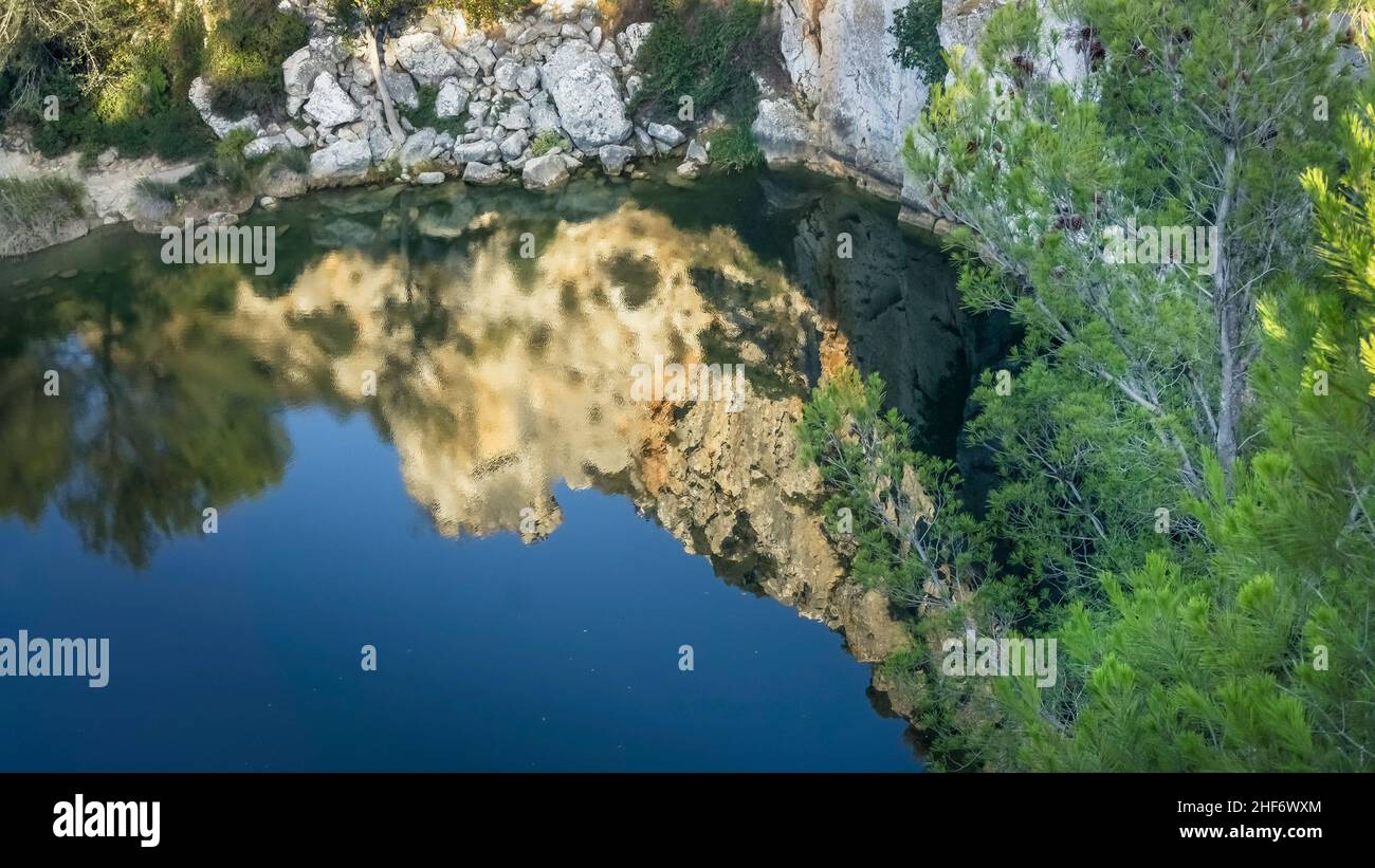 Gola di calcare vicino Fleury d'Aude che è collegato al Mediterraneo e forma un lago. Situato nel Parc Naturel régional de la Narbonnaise en Méditerranée. Foto Stock