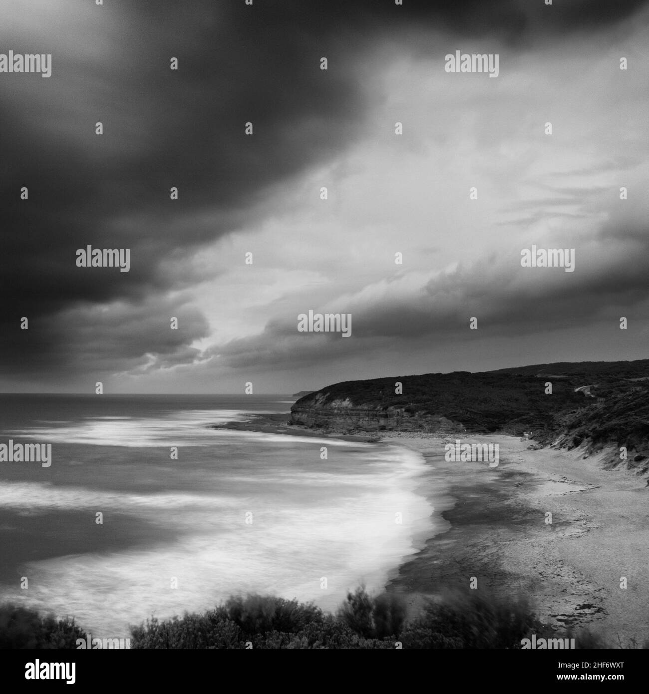 Costa sulla Great Ocean Road in Australia in pioggia e tempesta Foto Stock