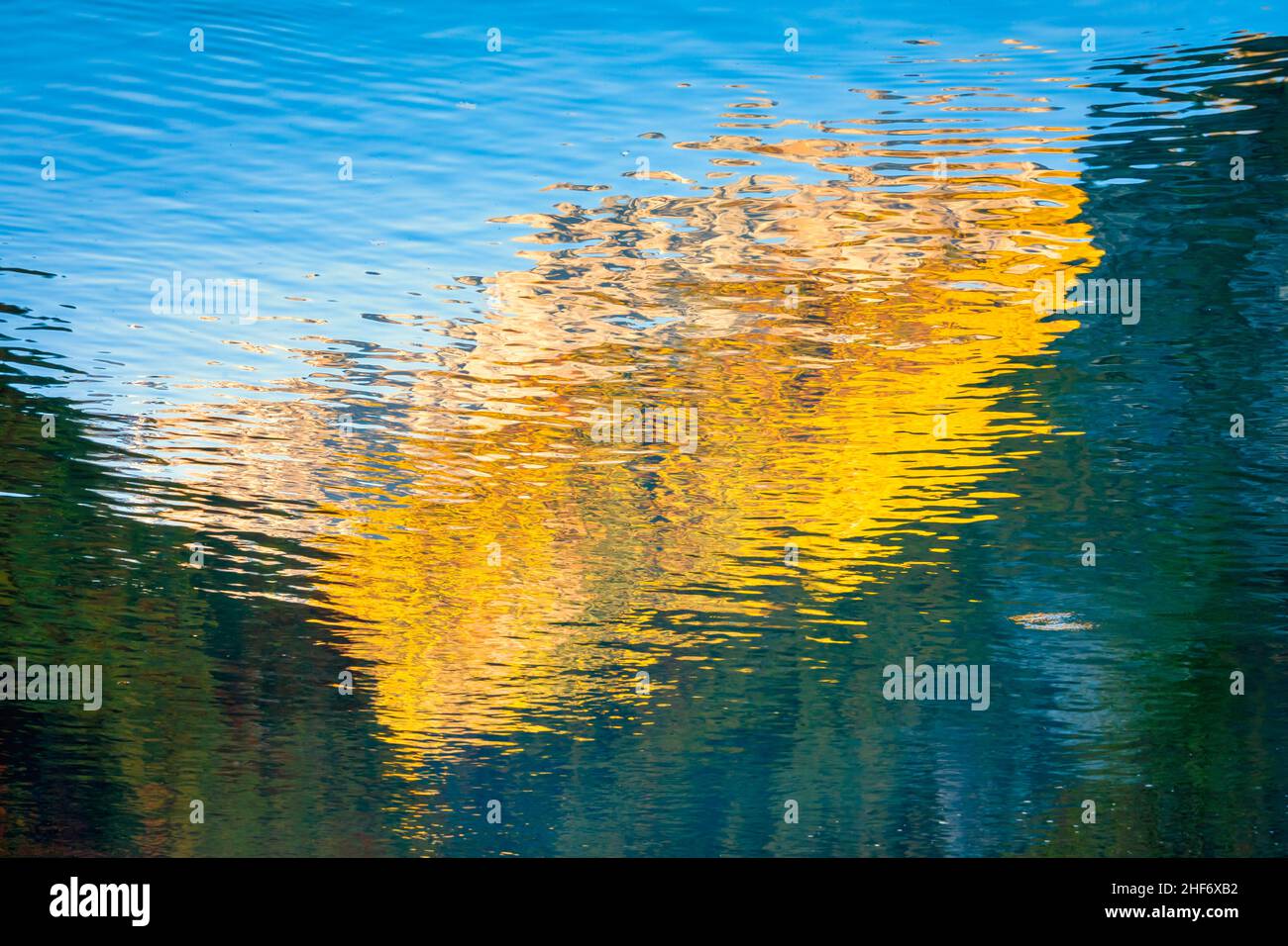 immagine astratta, riflessi sulla superficie dell'acqua, riflessi di montagne sul lago Foto Stock