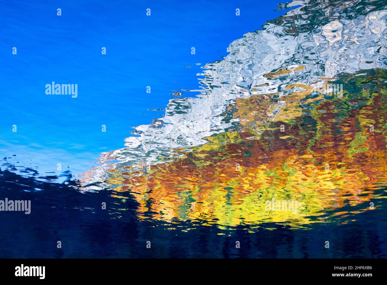 immagine astratta, riflessi sulla superficie dell'acqua, riflessi di montagne sul lago Foto Stock