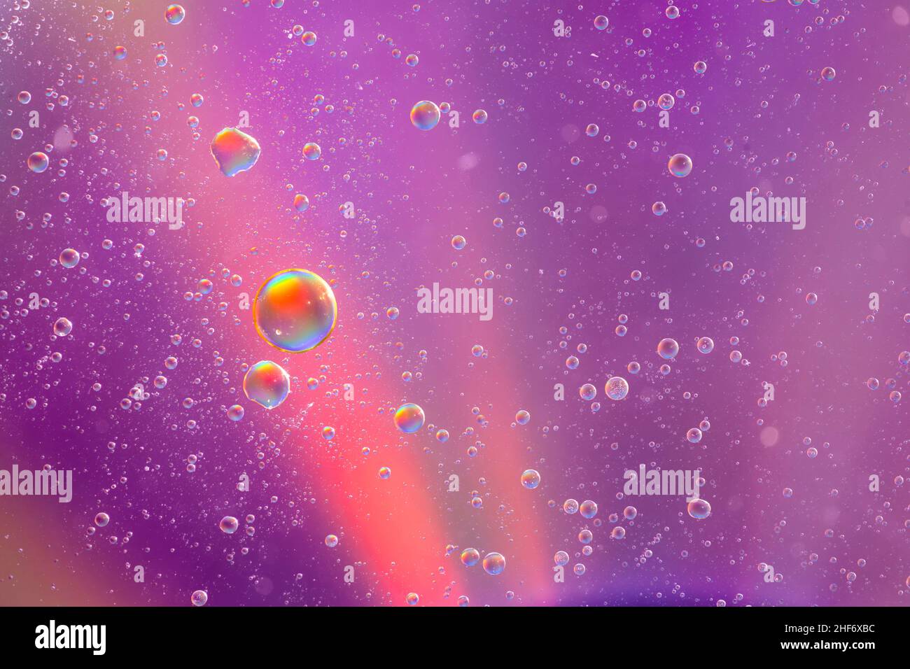 Bolle d'olio sulla superficie dell'acqua, sfondo multicolore, immagine astratta Foto Stock