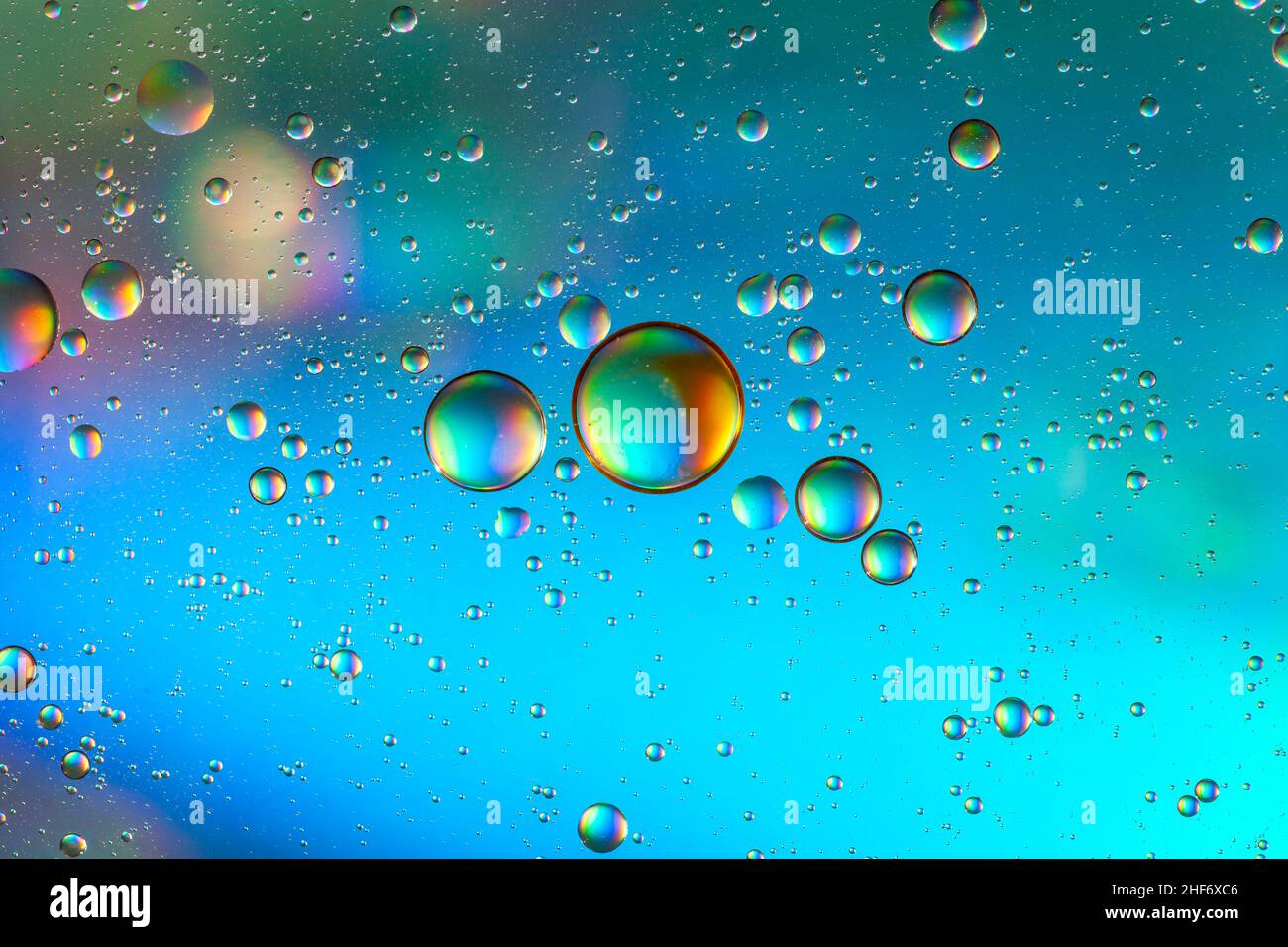 Bolle d'olio sulla superficie dell'acqua, sfondo multicolore, immagine astratta Foto Stock