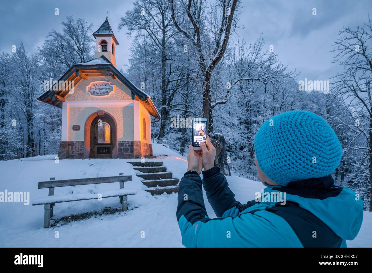 Wiman tourst scattando un'istantanea della Kirchleiten-Kapelle a Berchtesgaden in inverno, Berchtesgadener Land District, alta Baviera, Baviera, Germania Foto Stock