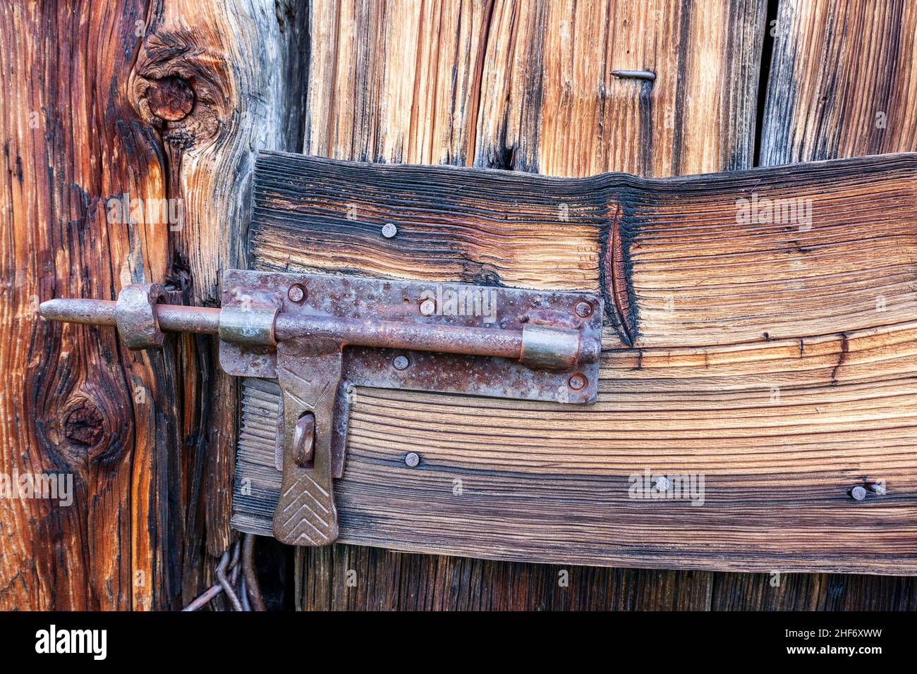 Serratura a chiavistello su una vecchia porta di legno a firenze toscana  italia