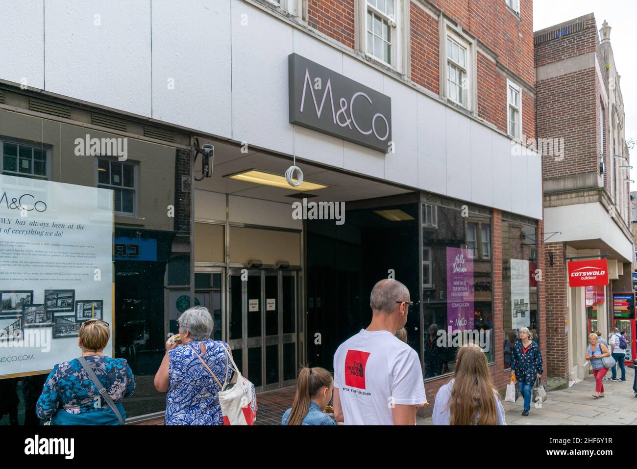 Durham, Regno Unito - 14th luglio 2019: M & Co nel centro della città di Durham esterno. Il negozio si sta spostando dal suo posto in Prince Bishops alla sua nuova sede. SH Foto Stock