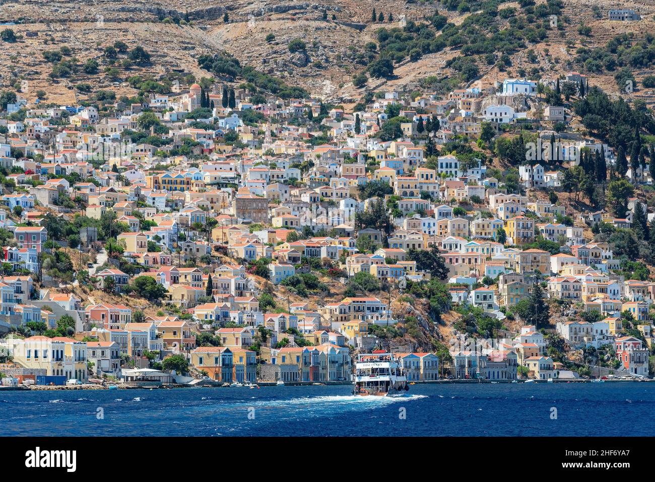 SYMI, GRECIA - 05 LUGLIO 2021: SYMI è un'isola greca e fa parte del gruppo insulare del Dodecaneso. Foto Stock