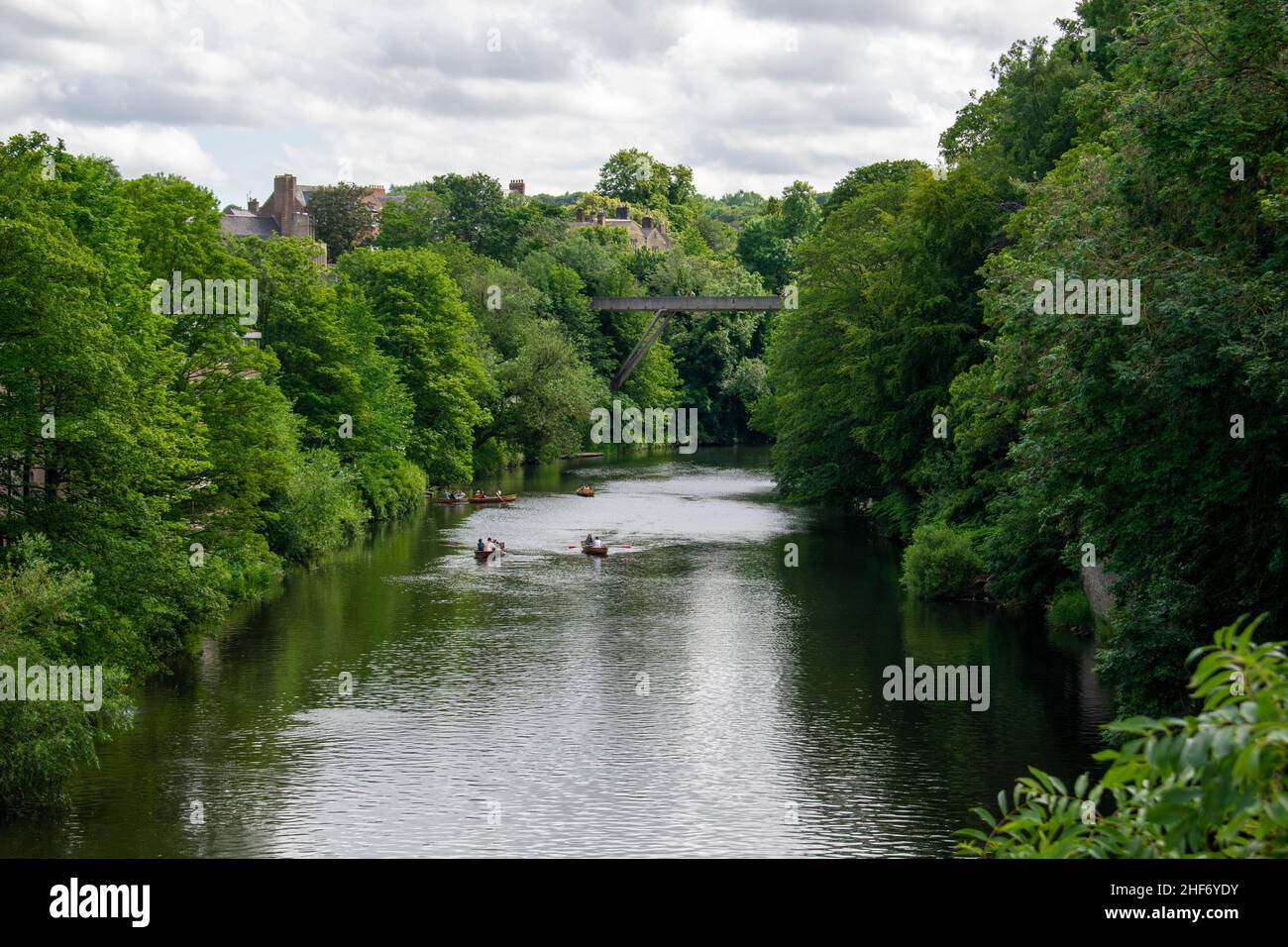 14th luglio 2019 - Durham, Inghilterra, Regno Unito: I locali e i turisti che godono del sole sul lungofiume indossano il fiume nel centro di Durham. Popolare per Durham Foto Stock