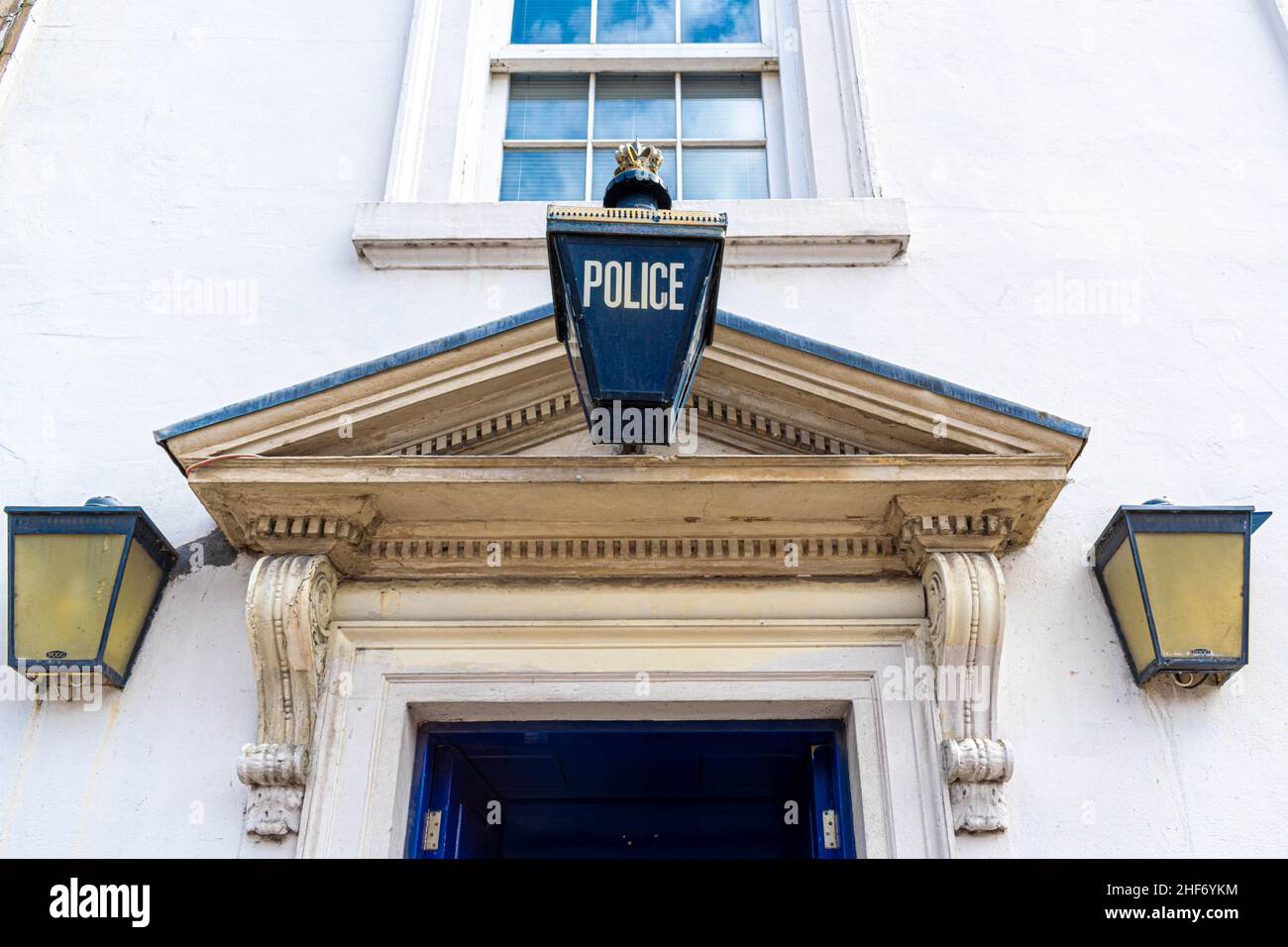 Primo piano della stazione di polizia nel centro di Durham, Inghilterra. Cartello sospeso della polizia blu. Concetto di giustizia, protezione della polizia, criminalità, difesa. SP Foto Stock