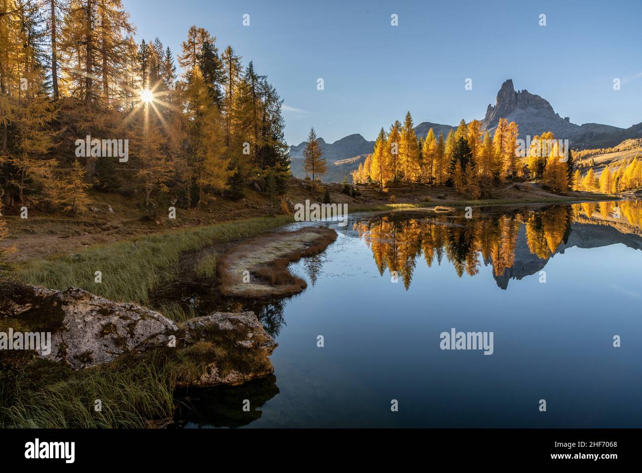 Bella mattinata d'autunno al Logo de Federa. Foto Stock