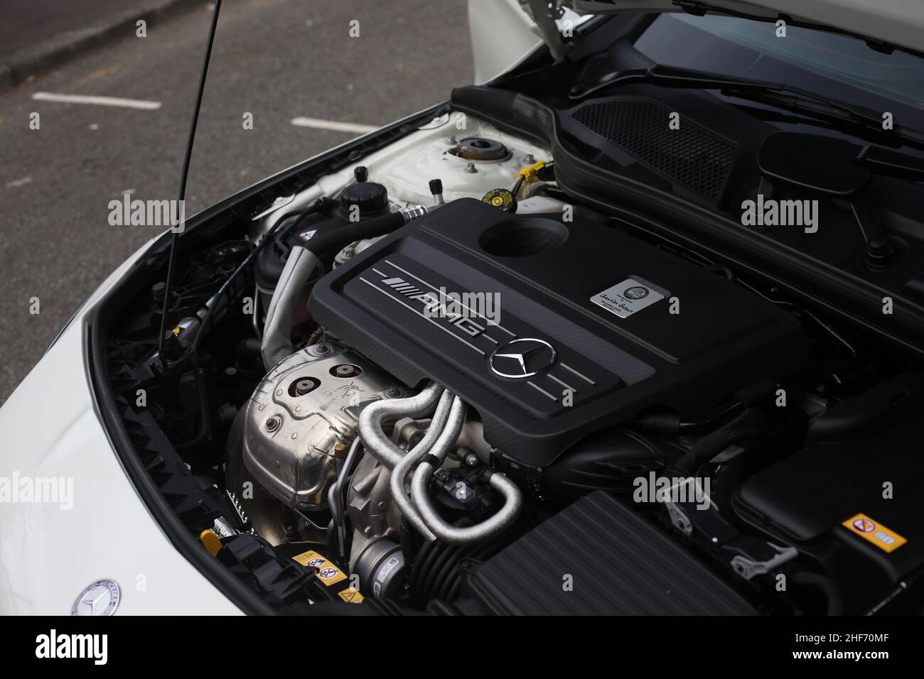 La targhetta AMG marcature and Builders sul motore di un motore turbocompresso Mercedes Benz CLA45 AMG M133 2015 Foto Stock