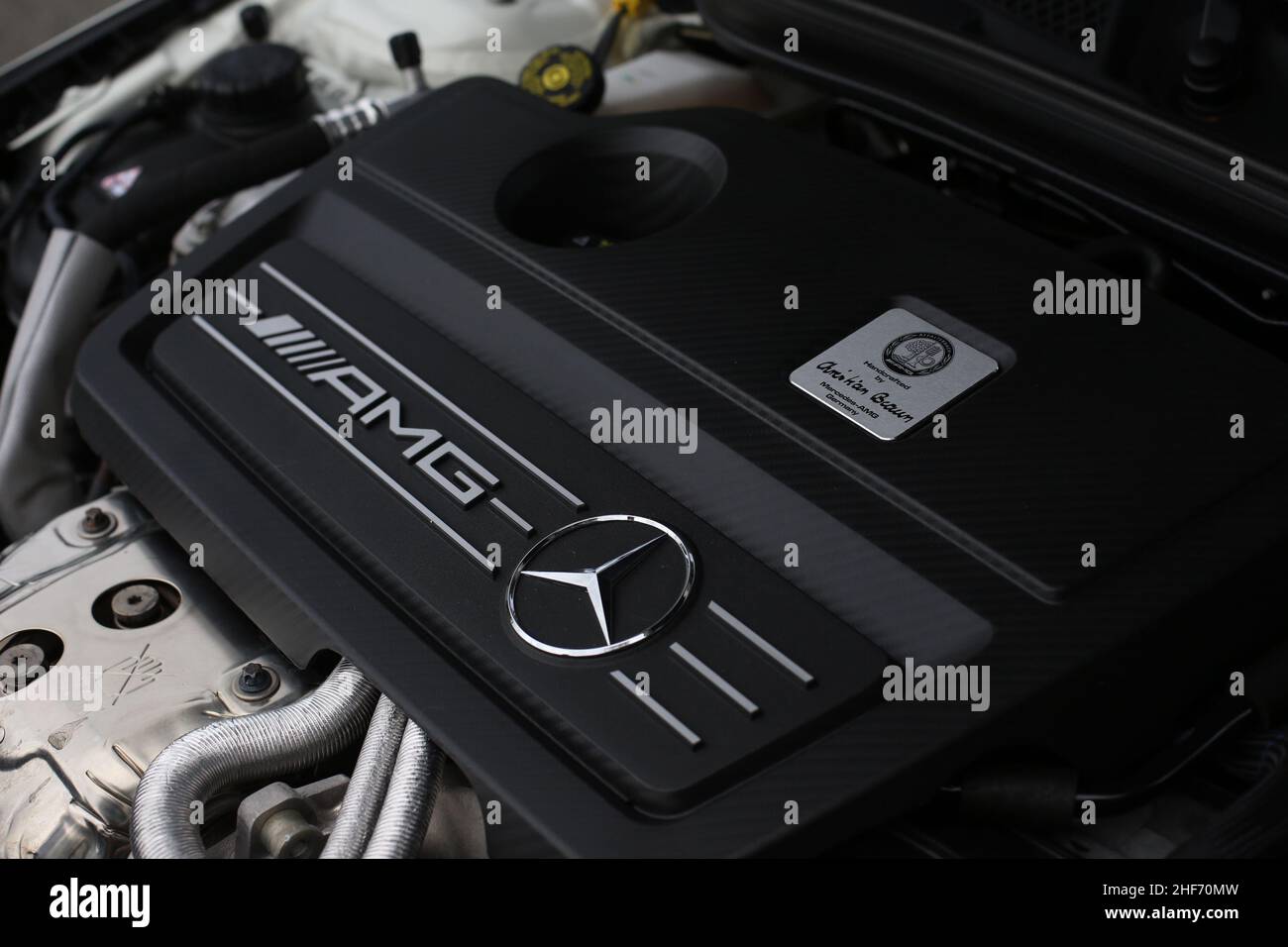 La targhetta AMG marcature and Builders sul motore di un motore turbocompresso Mercedes Benz CLA45 AMG M133 2015 Foto Stock