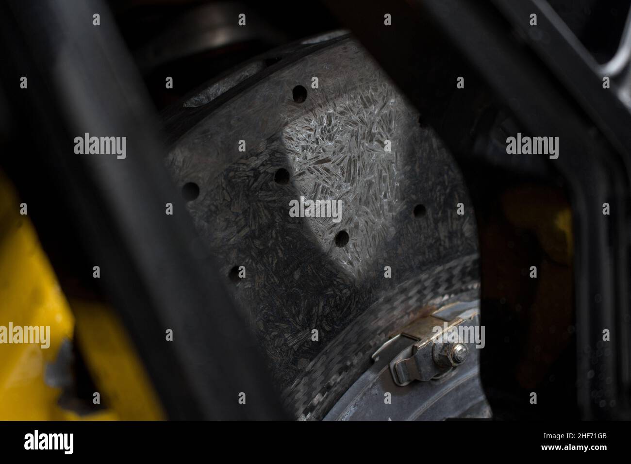 La ruota anteriore Gloss Black su una Ferrari FF 2012 con pinze dei freni gialle e dischi dei freni carbo-ceramici Foto Stock