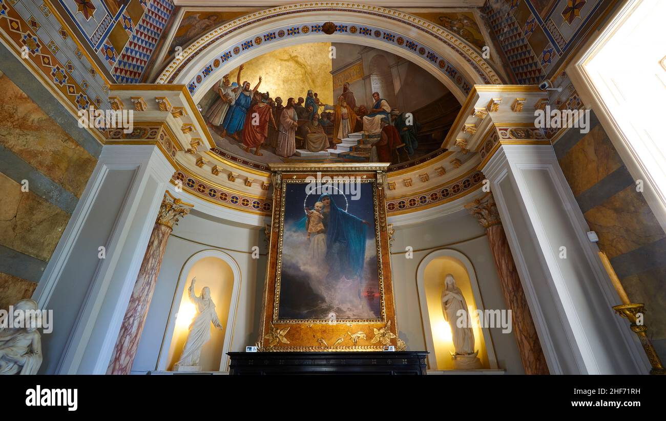 Grecia, Isole greche, Isole IONIE, Corfù, Achilleion, dipinti a soffitto e a parete nell'edificio principale, vista grandangolare dal davanti dal basso, colonne rettangolari a sinistra e a destra, sopra la volta dipinta, tra cui una grande foto di santi Foto Stock