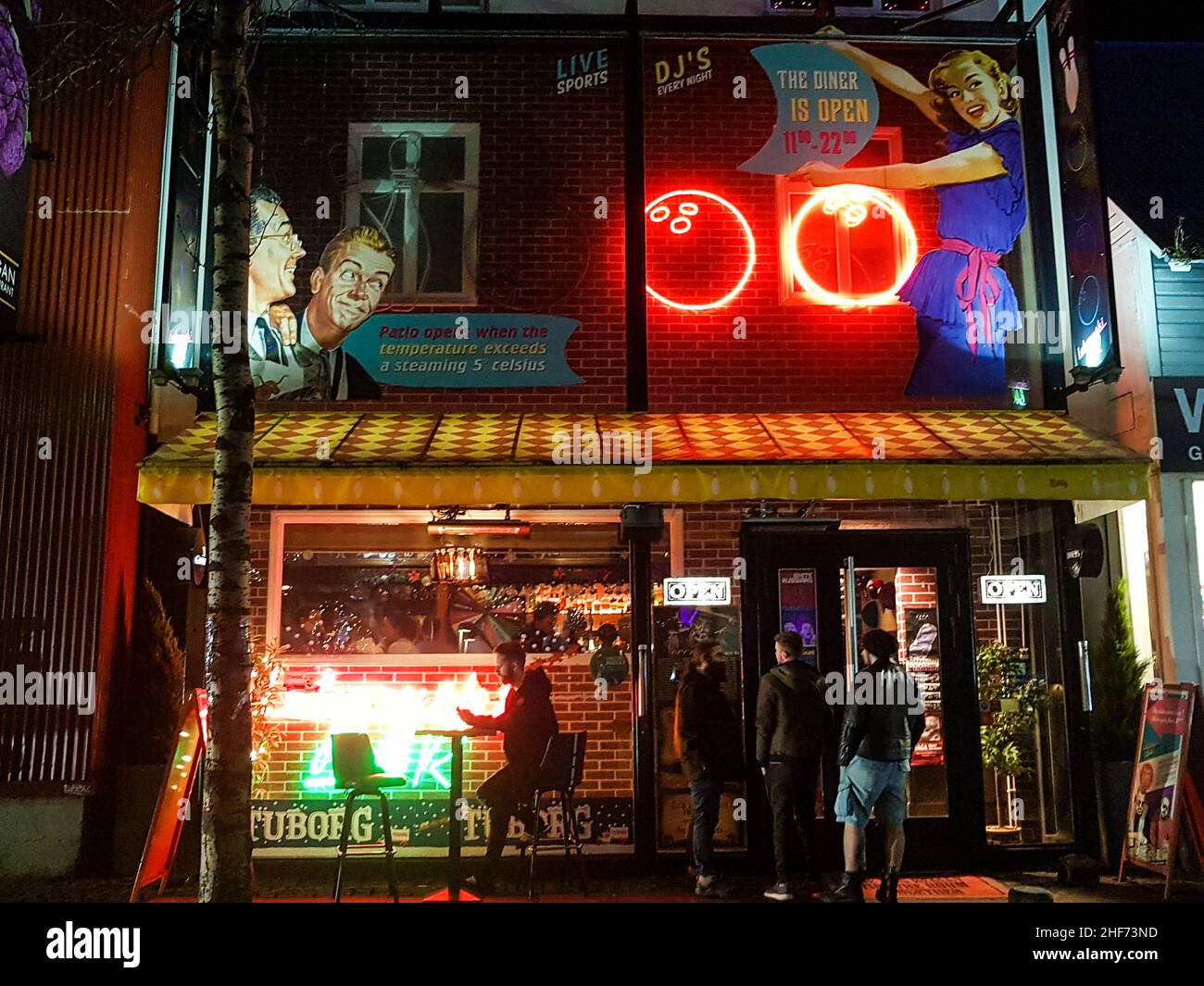 Reykjavík, Islanda - 23 novembre 2019: Lebowski Bar. Pub e ristorante popolari. Basato sul film The Big Lebowski con decorazioni e un arco a dieci pin Foto Stock